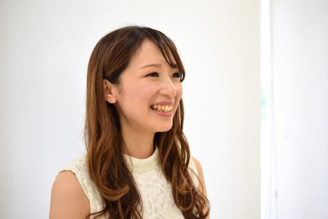 笑顔の女性