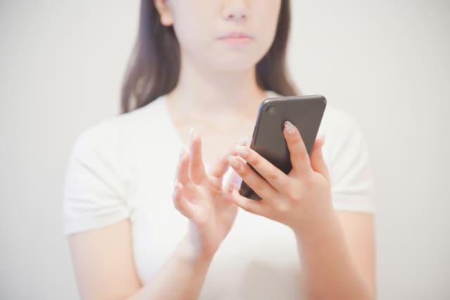 スマホを確認する女性