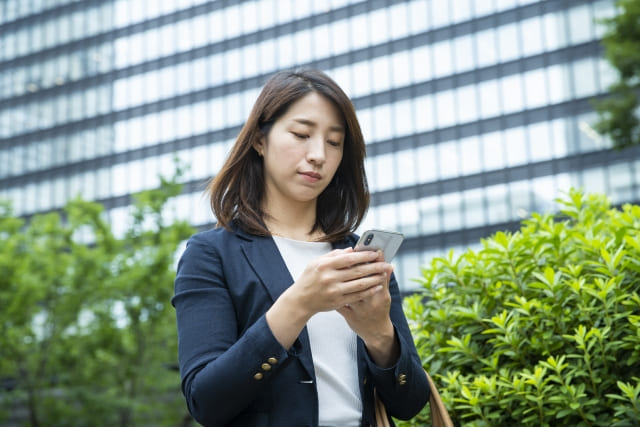 スマホをチェックする女性