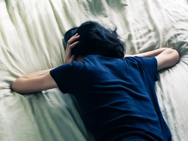 頭を抱える女性