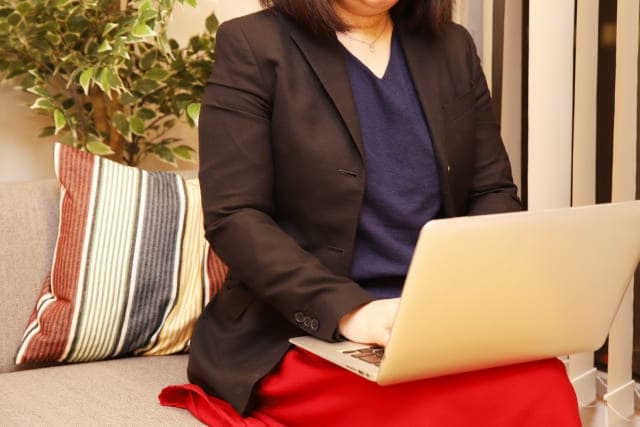 パソコンを使用中の女性