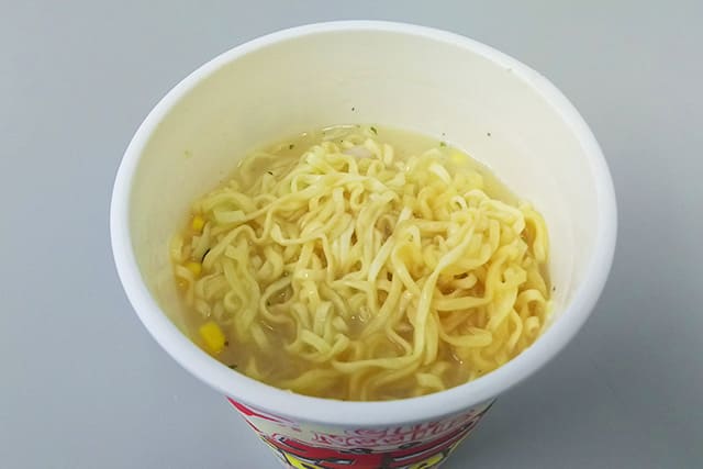 カップヌードル 濃厚カニクリーム味 の写真