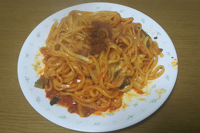 テーブルの上に置かれた「もちっと食感の汁なし担々麺」