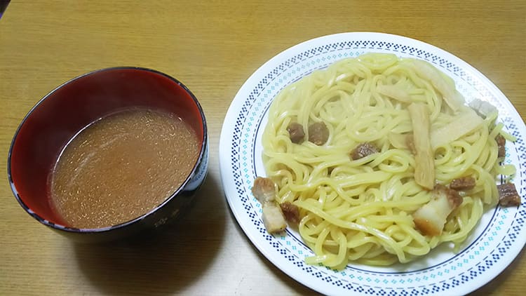 炙り焼豚の極太つけ麺の麺とタレ