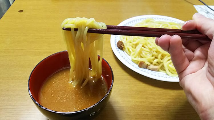 タレに漬けた炙り焼豚の極太つけ麺
