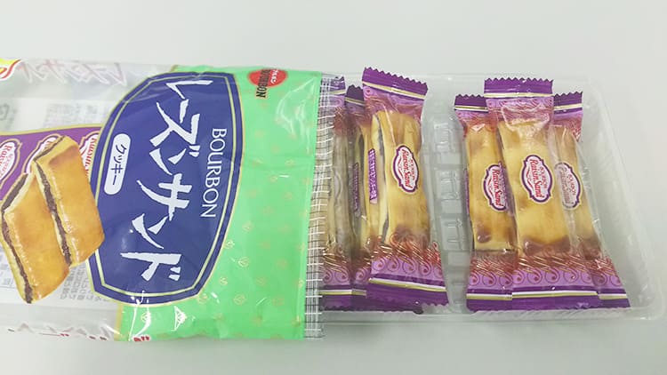 袋から出したブルボン レーズンサンド