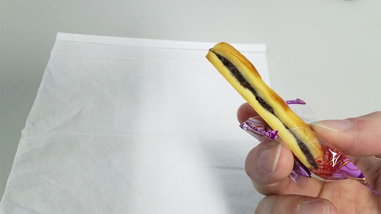 ブルボン レーズンサンドを食べる