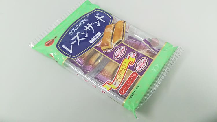 机の上に置いてあるブルボン レーズンサンド