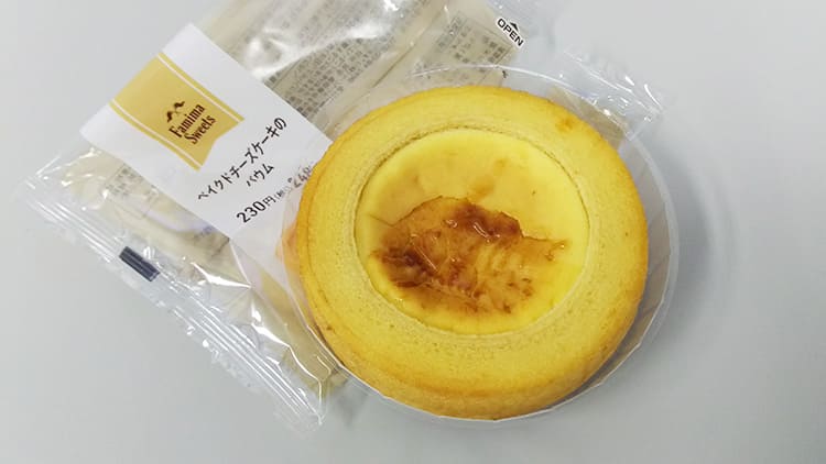開封されたファミマのベイクドチーズケーキのバウム