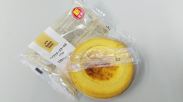 ファミマのベイクドチーズケーキのバウムとスプーン
