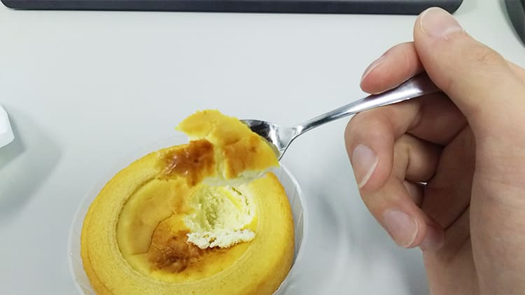 スプーンですくったファミマのベイクドチーズケーキのバウム