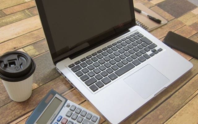 電卓とコーヒーとキーボード