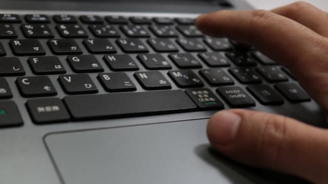 キーボードを操作する右手
