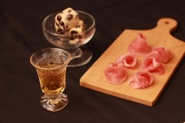 美味しそうなおつまみとウイスキー