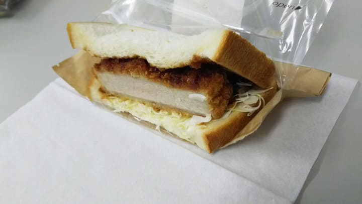 テーブルの上にあるロースカツサンド