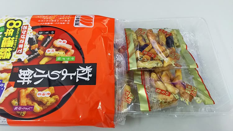 粒より小餅を袋から出す