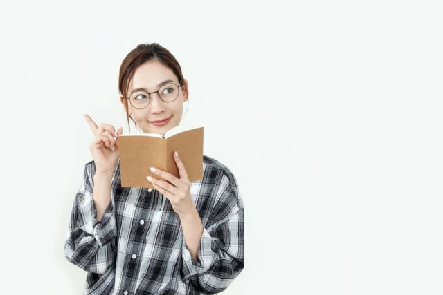 本を読んでいる女性