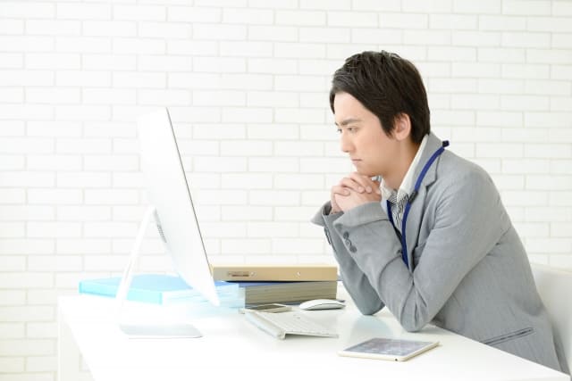 考え事をしている男性