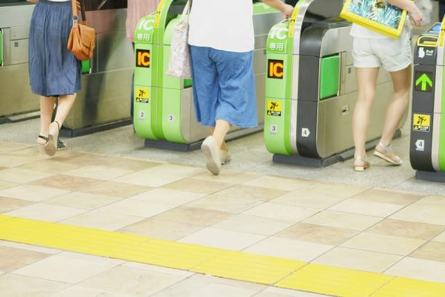 改札を通っている人