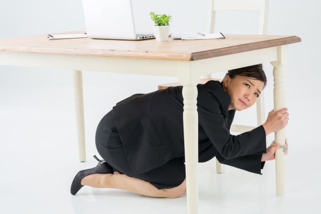 怯える女性