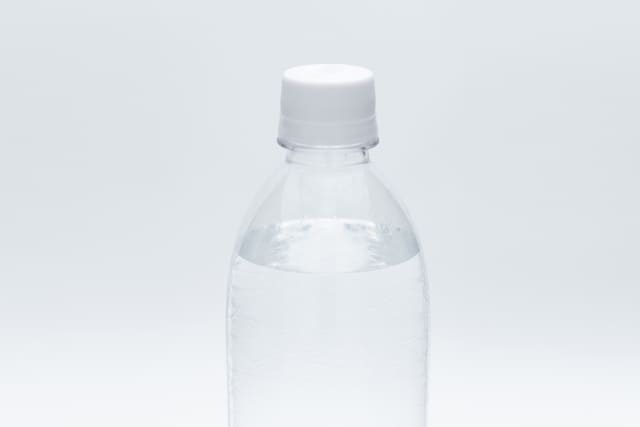 水の入ったペットボトル