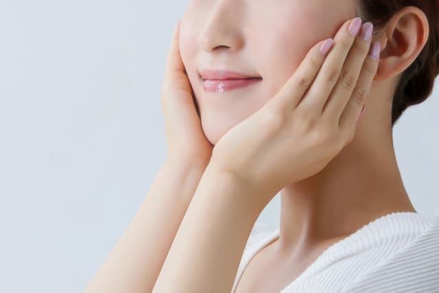 肌の綺麗な女性