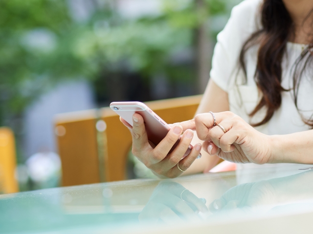 スマートフォンを使用中の女性