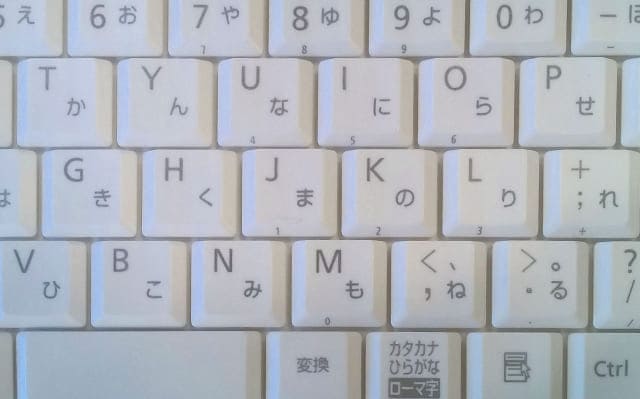 至近距離から撮影されたキーボード