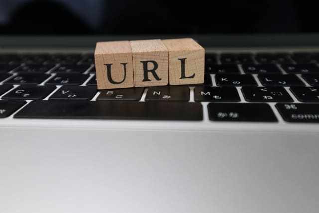 URLと書かれた木材