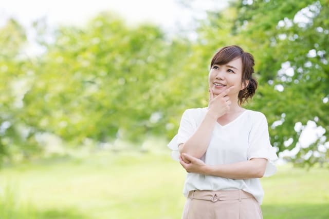 笑顔で考え事をしている女性