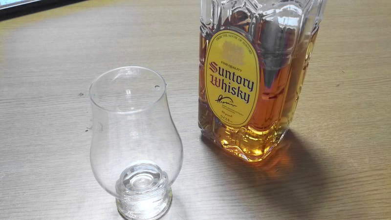 飲みかけのサントリー角