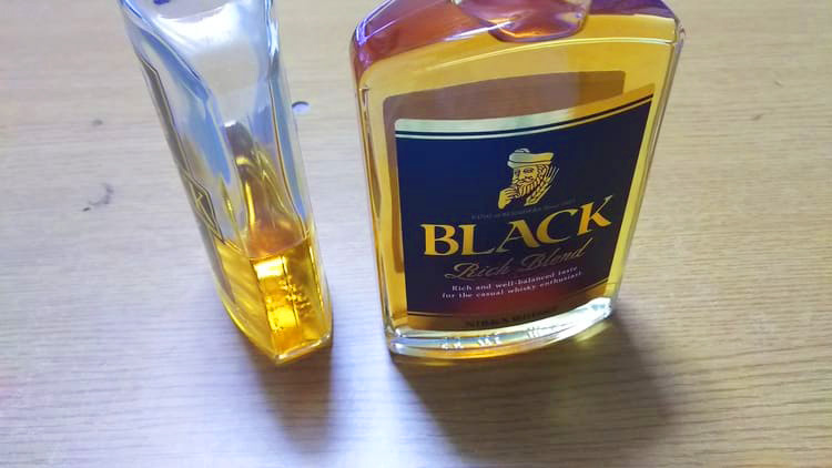 二本のブラックニッカのボトル