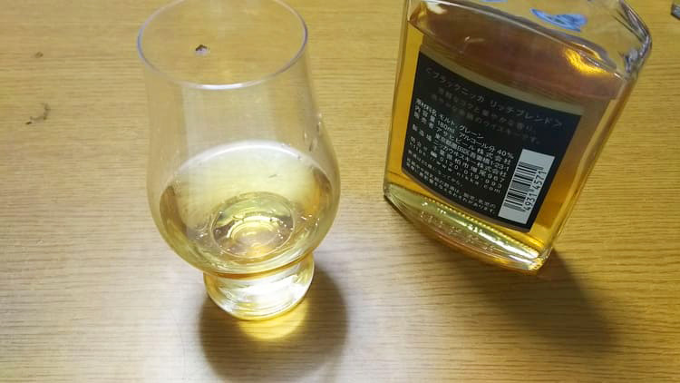 ブラックニッカの入ったグラス