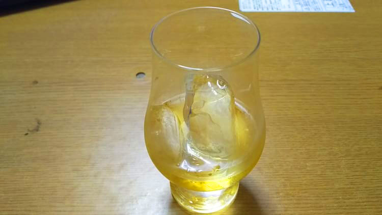 ブラックニッカクリアをロックで飲む