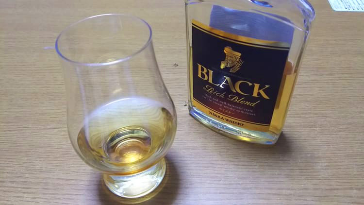 ブラックニッカリッチブレンドをストレートで飲む