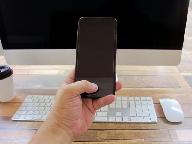 黒いスマートフォン