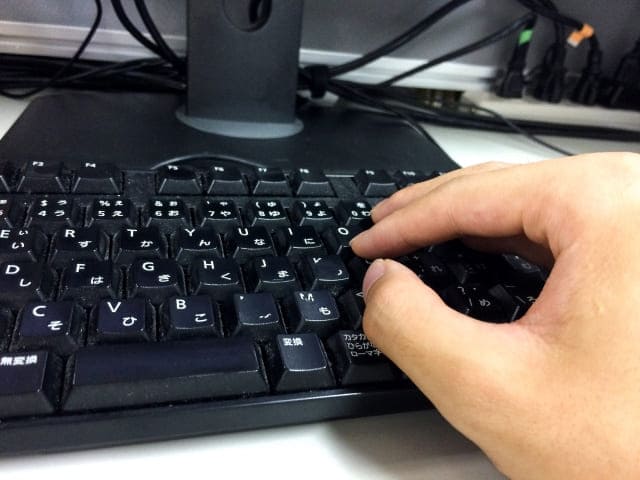 キーボードを叩く手