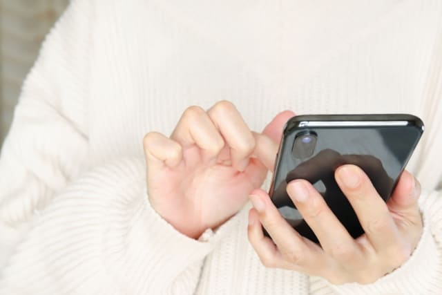 スマホを使用する人