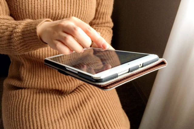 スマホを使用中の女性