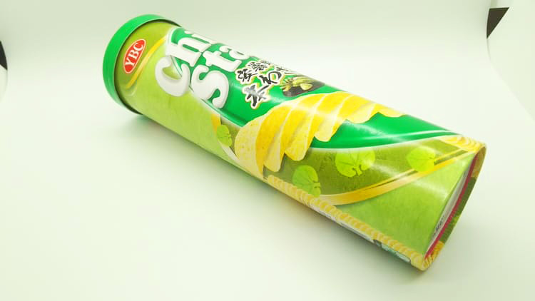倒れているチップスターのパッケージ