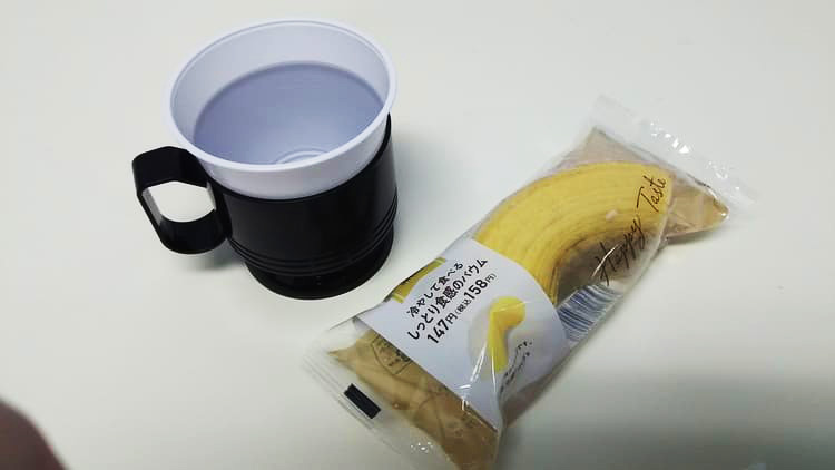 バウムクーヘンとコーヒーカップ