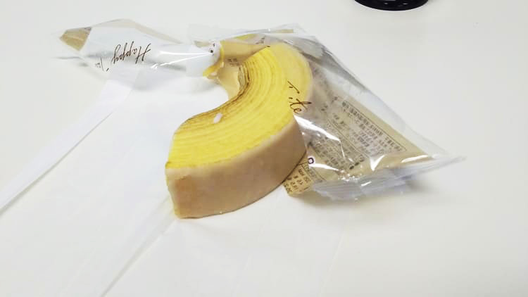 バウムクーヘンの封を開ける