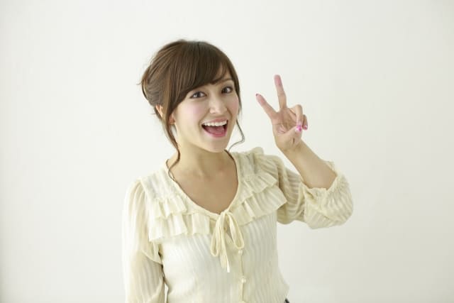 ピースをする女性