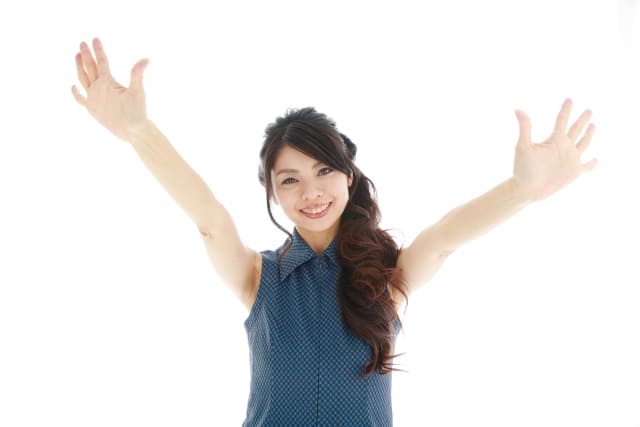 両手を広げている女性