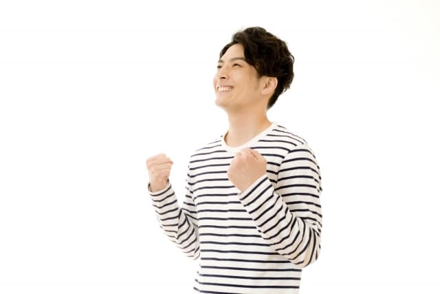 ガッツポーズをする男性