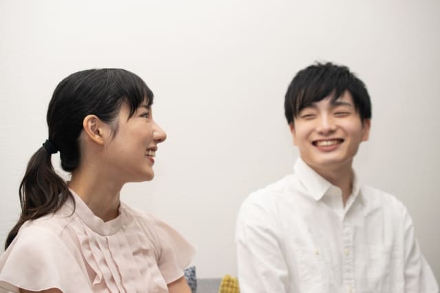 笑顔の男女