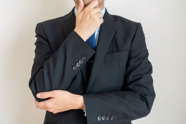 顎を触っている男性