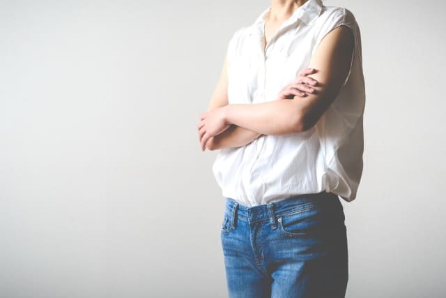 腕組みをしている女性