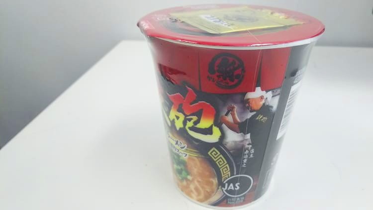派手なデザインのカップラーメン