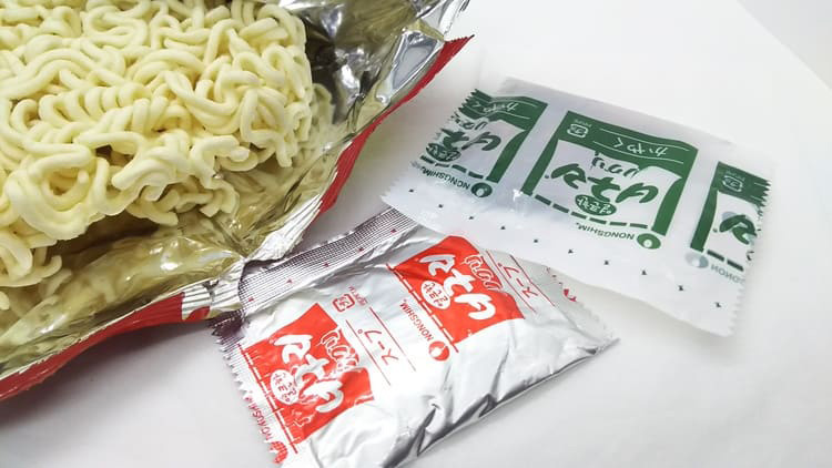 インスタントラーメンのスープとかやく